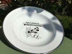 Smaltovaný talíř - motiv Mickey Mouse  průměr talíře je 18 cm 